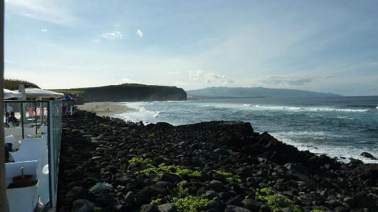 Rochas vulcânicas e o mar junto a Santa Bárbara